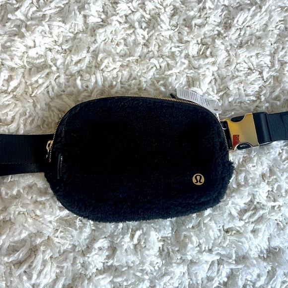 Lululemon athletic Everywhere belt bag - Picture 3 of 4
